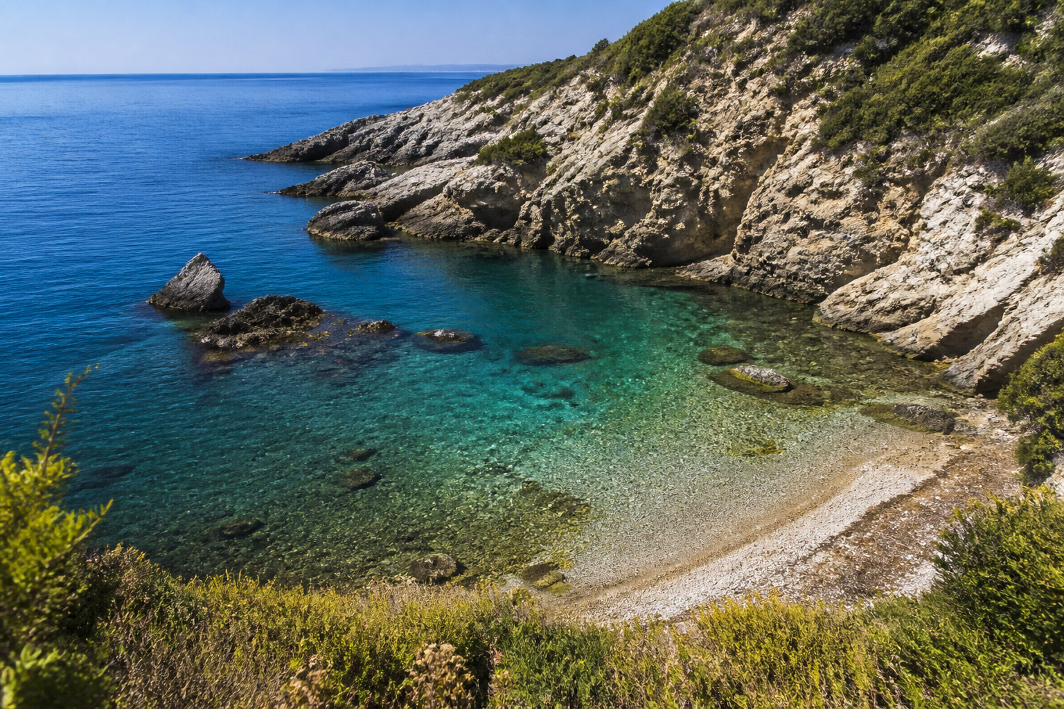Buca delle Fate, cala rocciosa con acqua trasparente vicino a Populonia