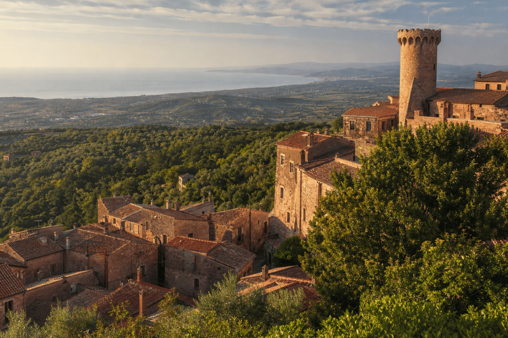 Campiglia Marittima vista dall’alto con il borgo medievale e la costa toscana