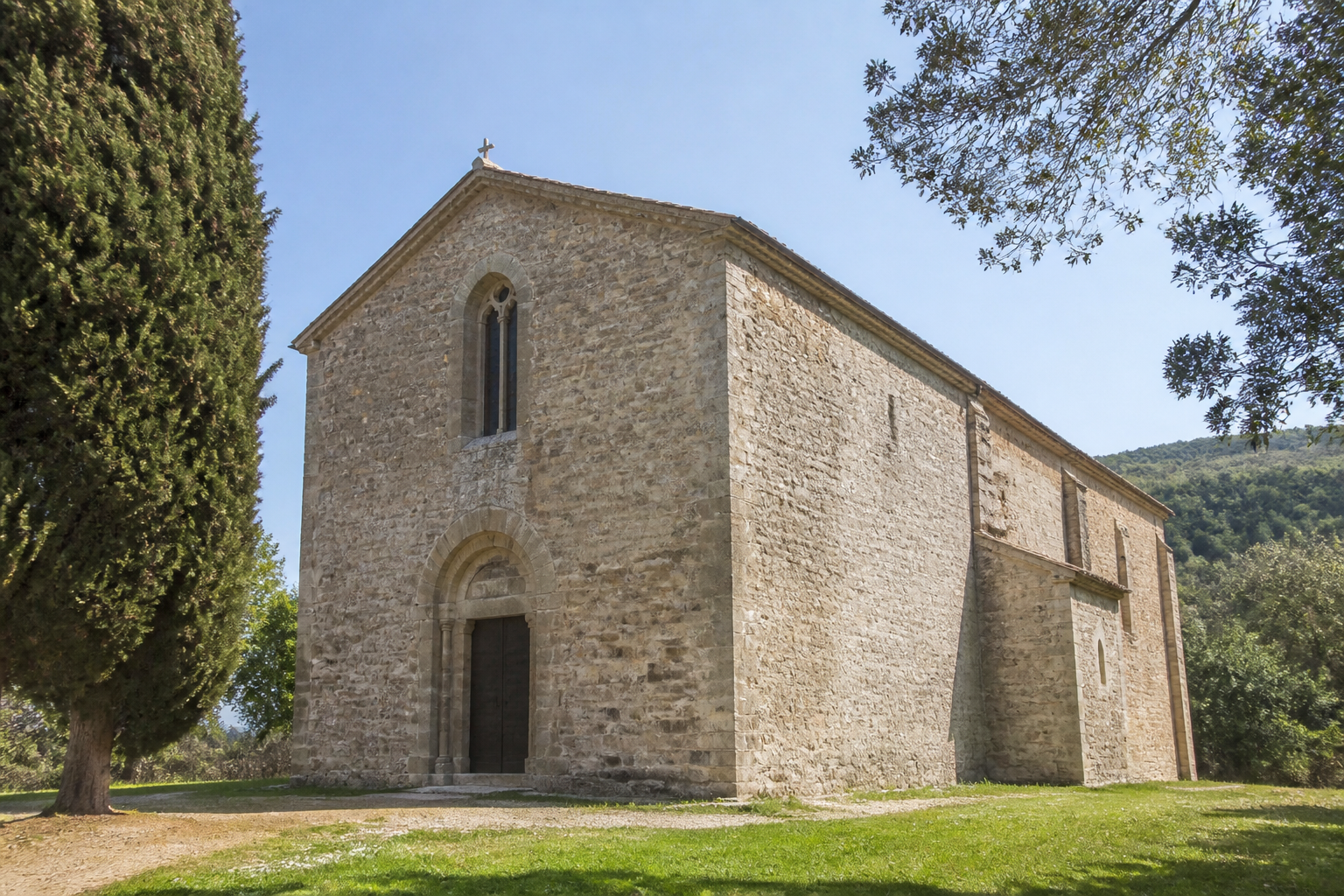 Pieve romanica di San Giovanni a Campiglia Marittima immersa nel verde