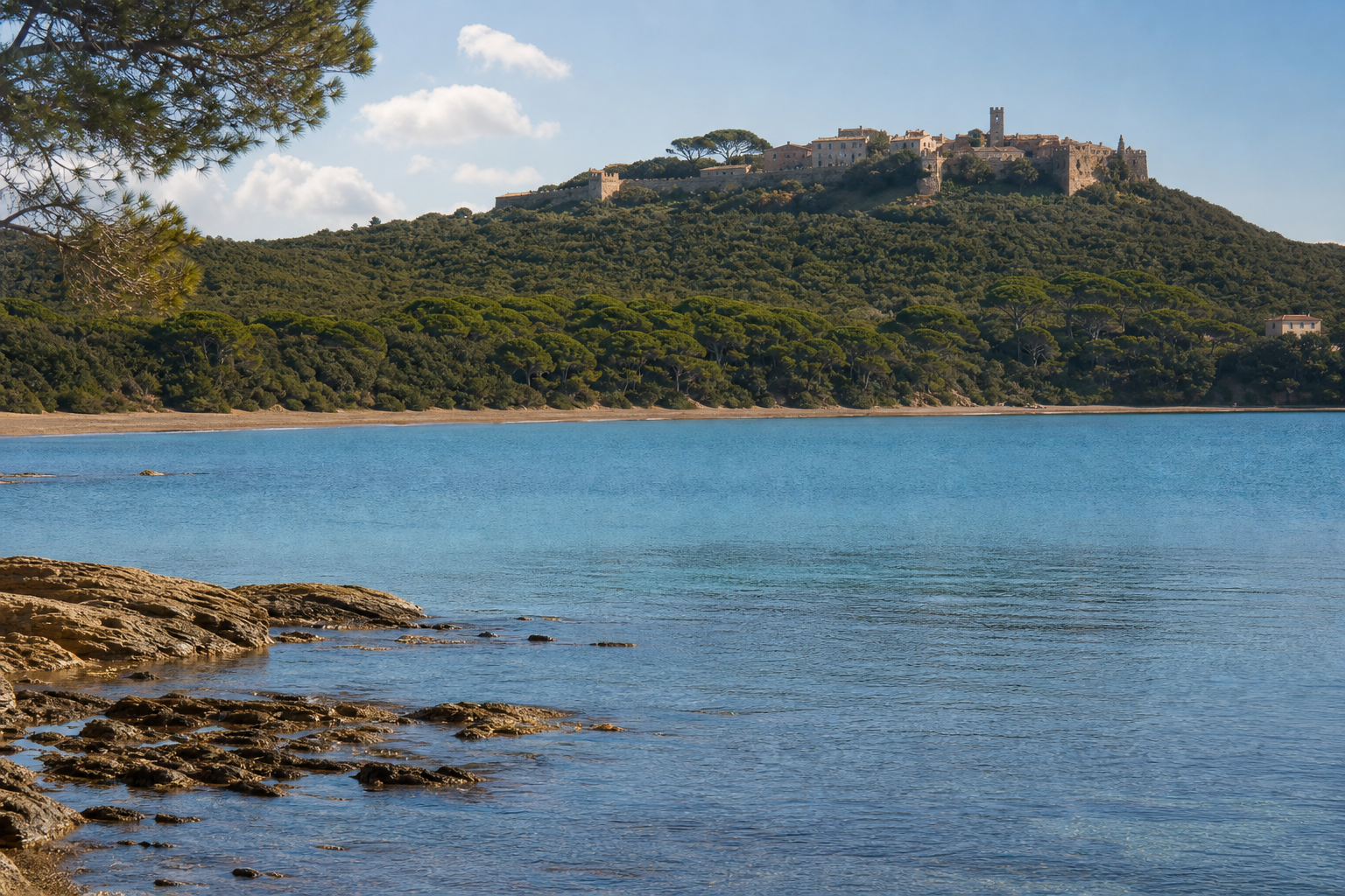 Golfo di Baratti con il mare e il borgo di Populonia sulla collina