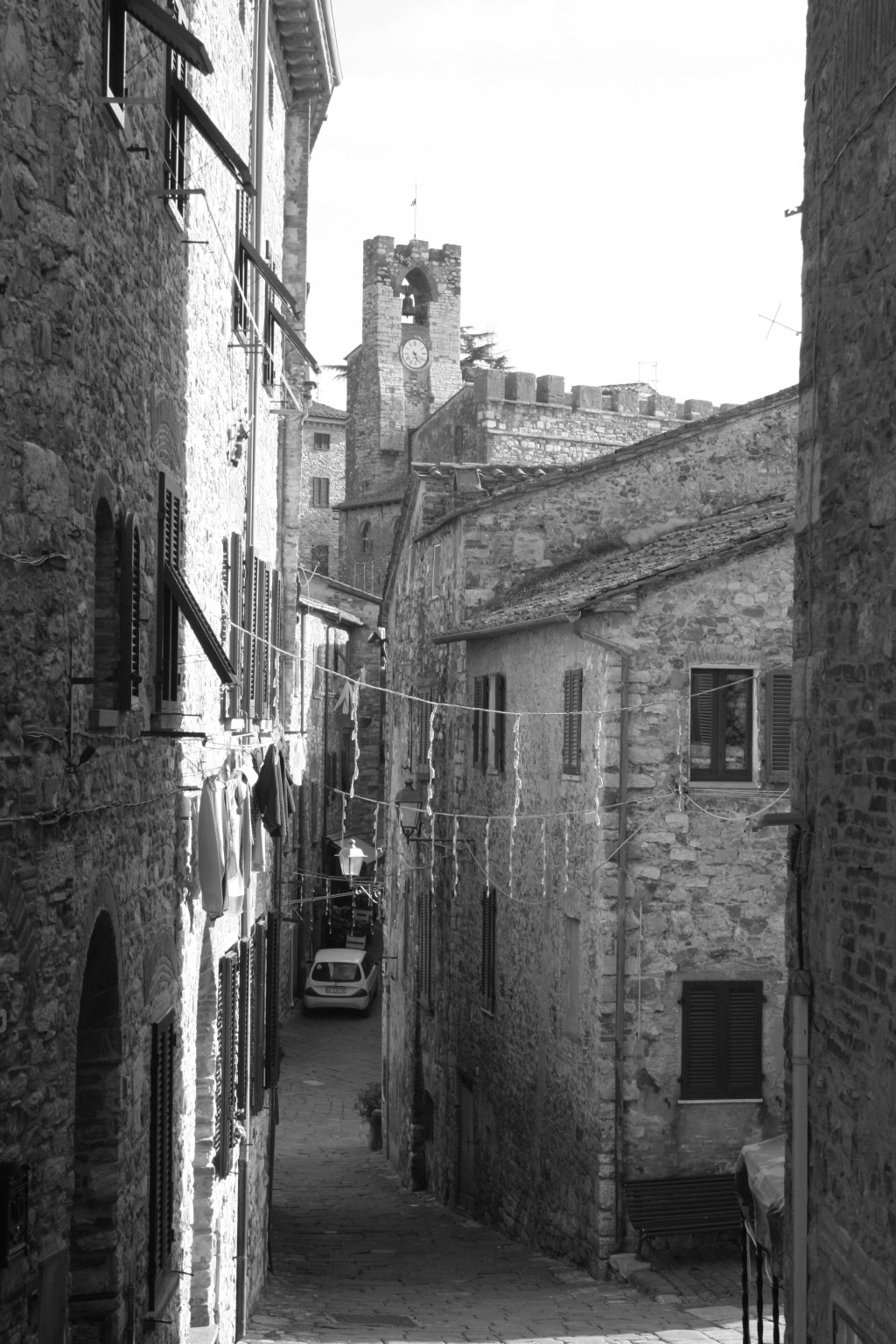 Scorcio del centro storico di Suvereto con edifici medievali in pietra