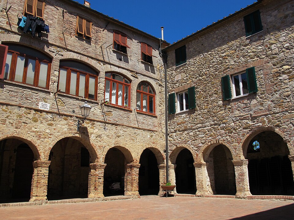 Chiostro di San Francesco a Suvereto, porticato storico nel centro del borgo