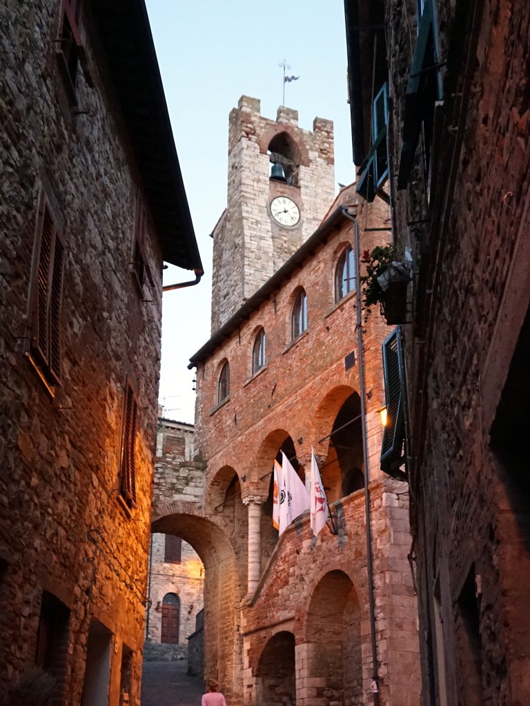 Vicolo del centro storico di Suvereto con edifici in pietra
